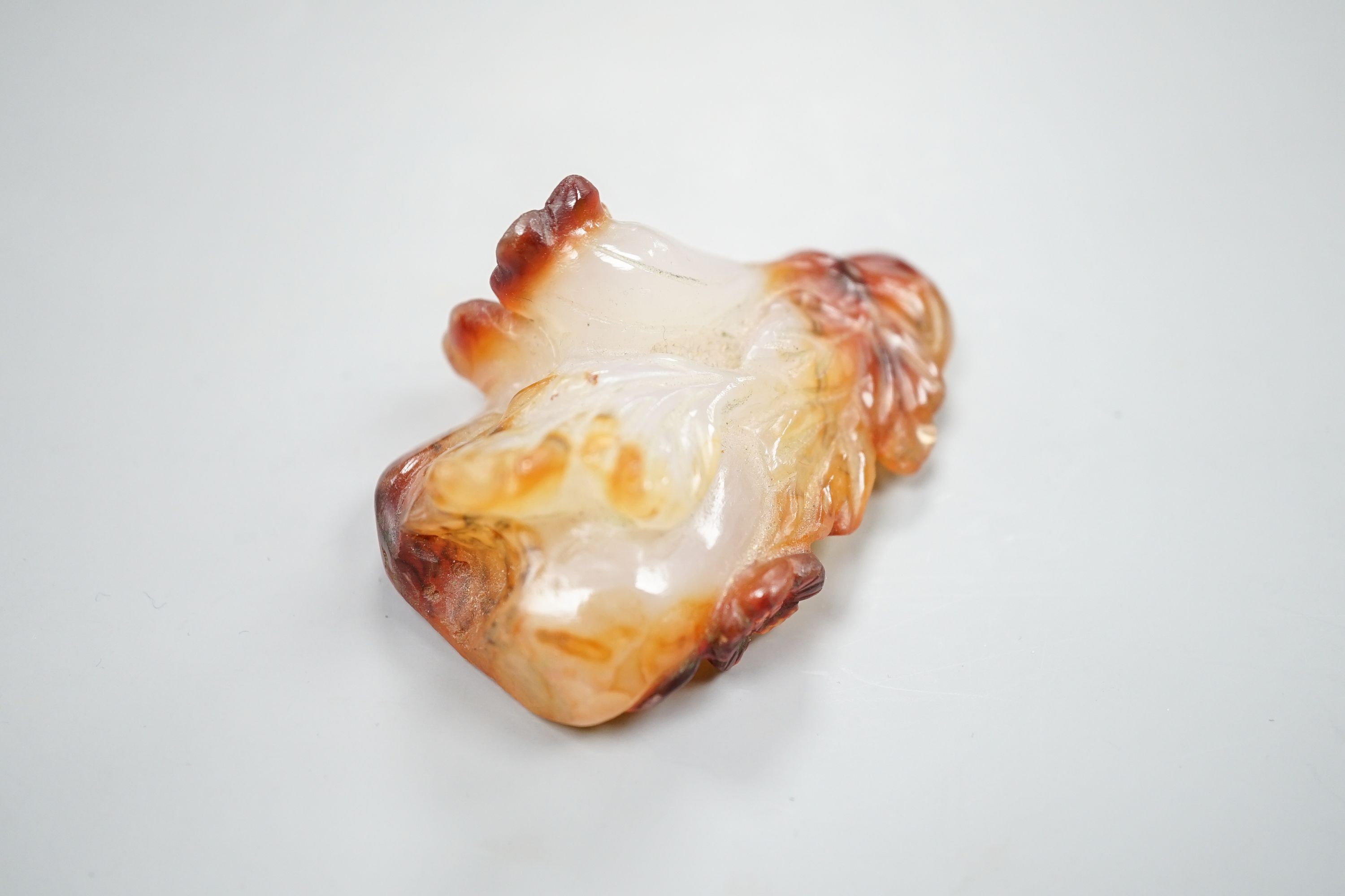 A Chinese agate/chalcedony snuff bottle, 19th/20th century, 7cm